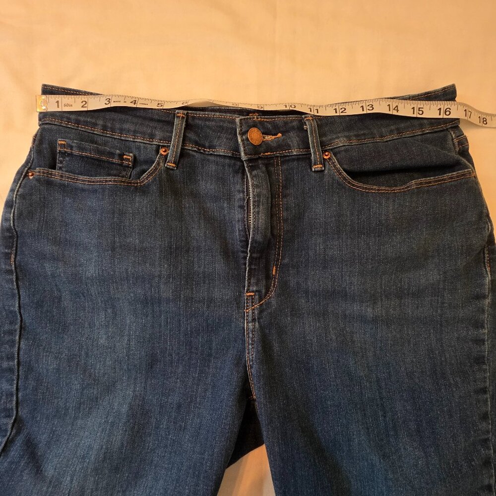 Signature by Levi Strauss Women's Rollup Bermuda Shorts, Size 12/31 - Picture 4 of 9